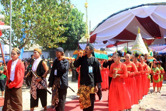 Larung-Sesaji-Pantai-Tambakrejo-162-696×464