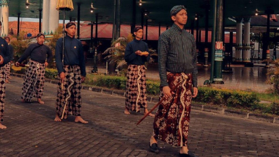 Marrel-Suryokusumo-cucu-Sultan-Hamengkubuwono-X-mengenakan-pakaian-Surjan-Lurik-Keraton-Jogja