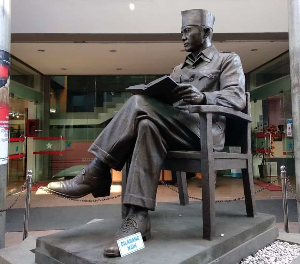patung di bumi bung karno